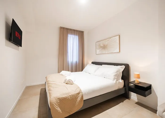 Brunello Apartment, Center